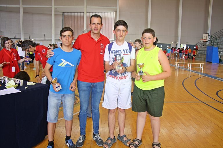 Entrega de premios Jocs Esportius. De izquierda a derecha Aarón Mira, Alberto Belda Concejal de Deportes de Alcoy, Diego López, y Antón López.