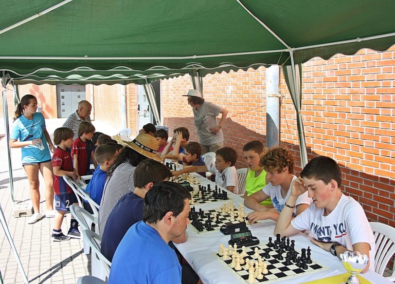 Torneo por Equipos. El Club de Ajedrez Tabiya Alcoy (izq) contra el Club de Ajedrez Cocentaina (dcha)